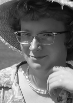 Schwarzweiß-Porträtfoto von Sigrid Peyerimhoff mit Brille und Hut