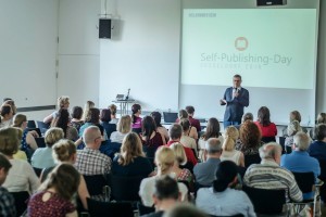 Lutz Kreutzer hält Vortrag vor Publikum beim Self-Publishing-Day