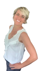 becomePro 1 Porträt von Mandy Siskas, blonde Frau mit kurzen Haaren, weißes Rüschen-Top, lächelnd