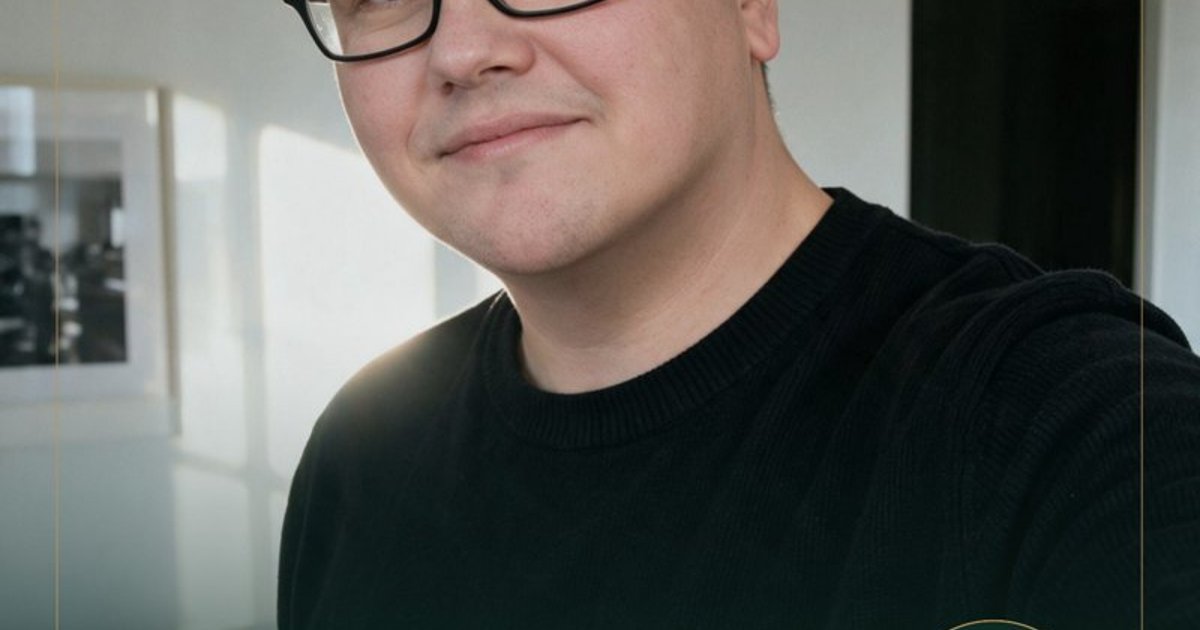 Porträt von Sven Wedler, Mann mit Brille in schwarzem Shirt