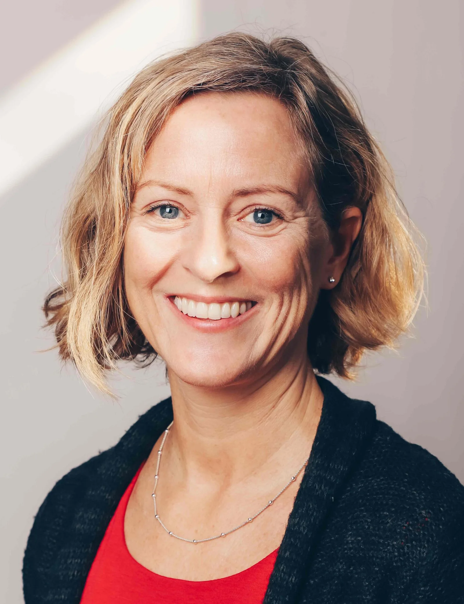 Porträtfoto von Birgit Boekhoff, ADHS-Trainerin, lächelnd vor neutralem Hintergrund