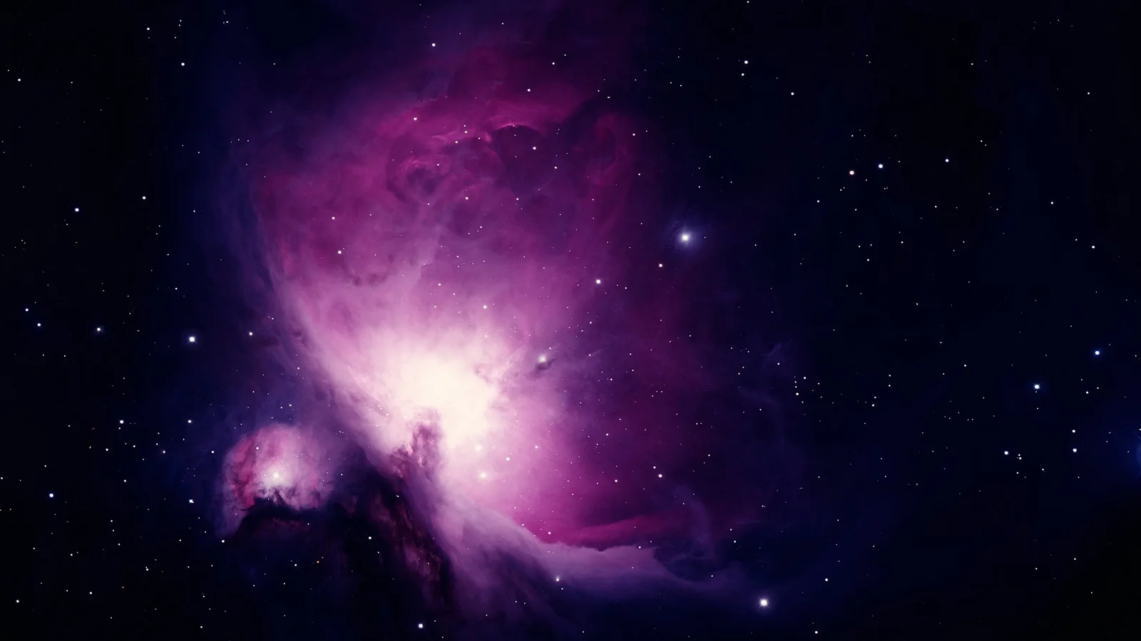 Nebula im Weltall mit violettem und magentafarbenem Licht, Sterne, kosmische Wolkenformation