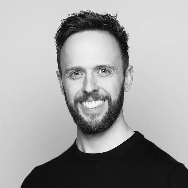Porträt Tobias Otten, Mann mit Bart, schwarzes Shirt, Schwarz-Weiß-Fotografie