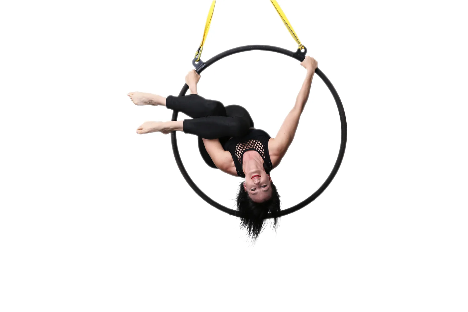 Aerial Hoop Performer kopfüber mit Spagat Hangeposition