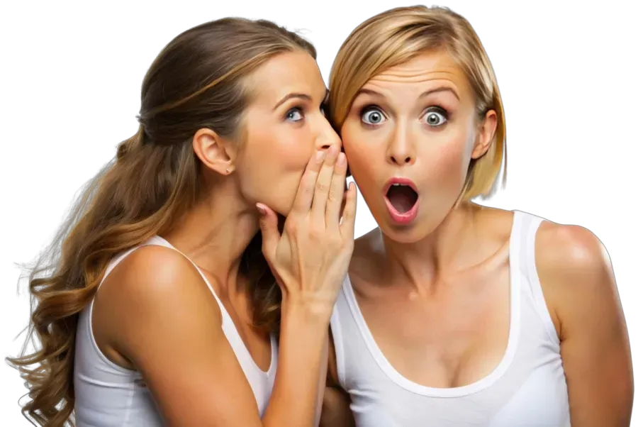 Zwei Frauen flüstern sich zu, eine hält Hand vor Mund, überraschte Gesichtsausdrücke