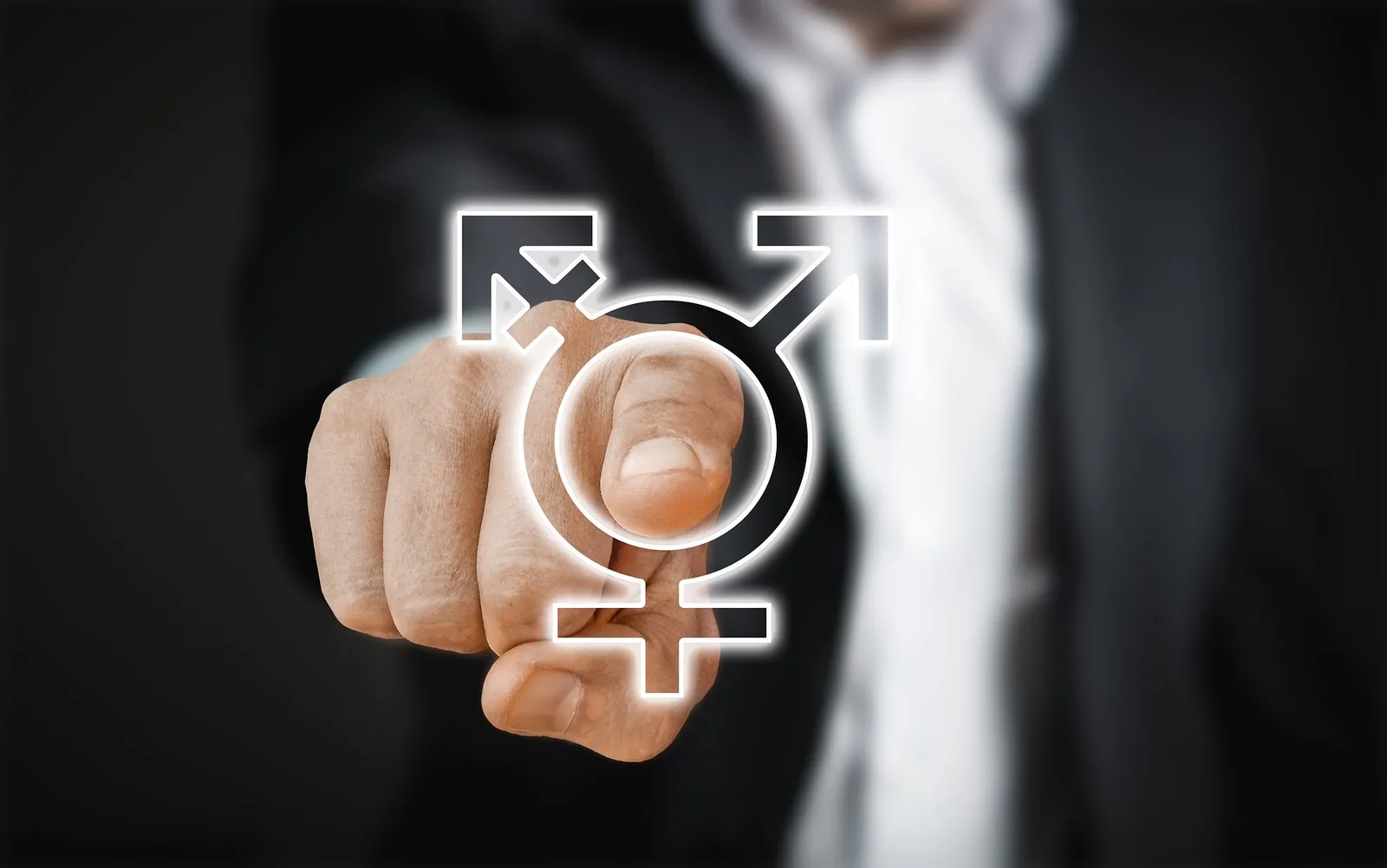 Geschäftsperson hält weißes Geschlechtssymbol-Icon mit männlich, weiblich und neutral