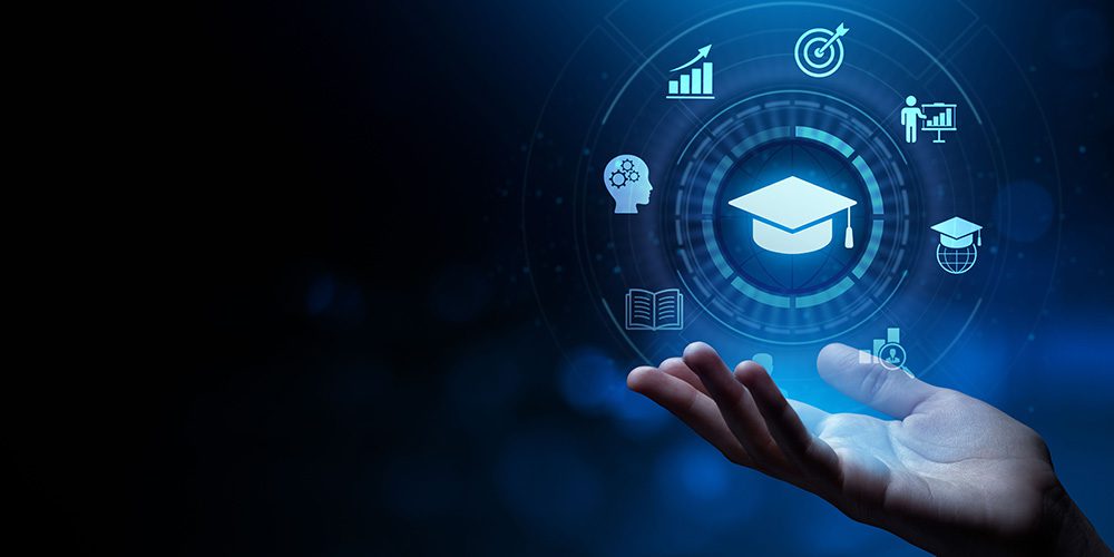 Menschliche Hand hält holografische Akademie-Kappe mit Bildungs-Icons in Kreis-Interface
