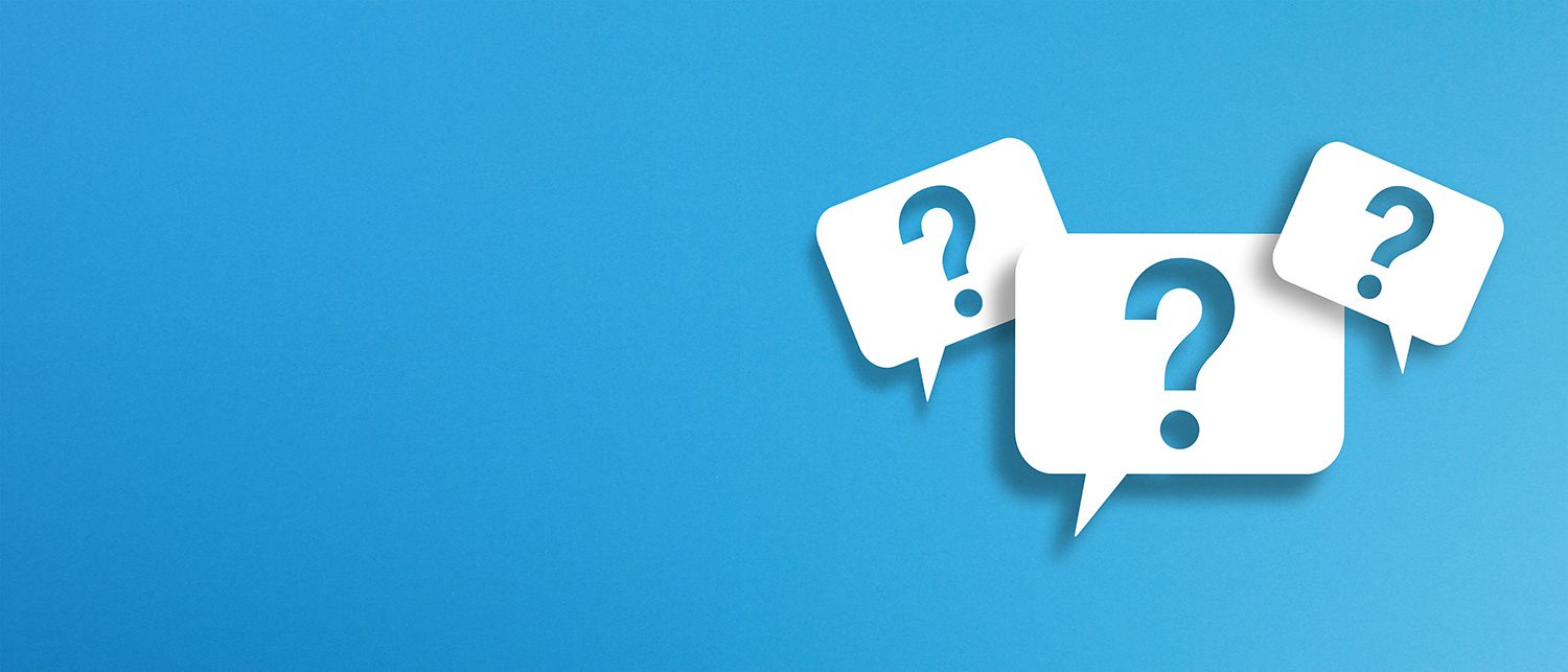 FAQ-Banner mit drei weißen Sprechblasen mit Fragezeichen auf hellblauem Hintergrund