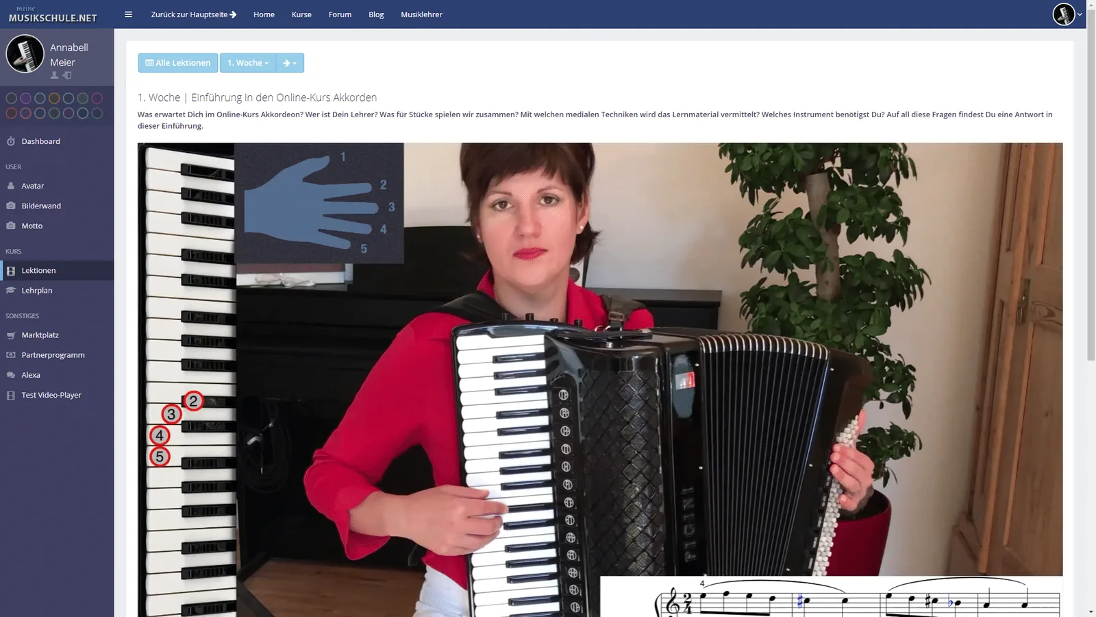 Screenshot Online-Kurs Schulungsbereich mit Lektionsübersicht, Janina Rüger spielt Akkordeon im Video, Finger-Positions-Grafi