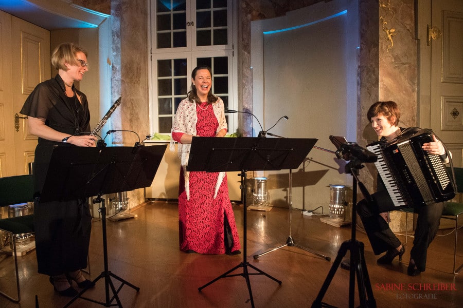 Janina Rüger-Aamot beim Üben mit zwei Musikerinnen an Flöte und Akkordeon