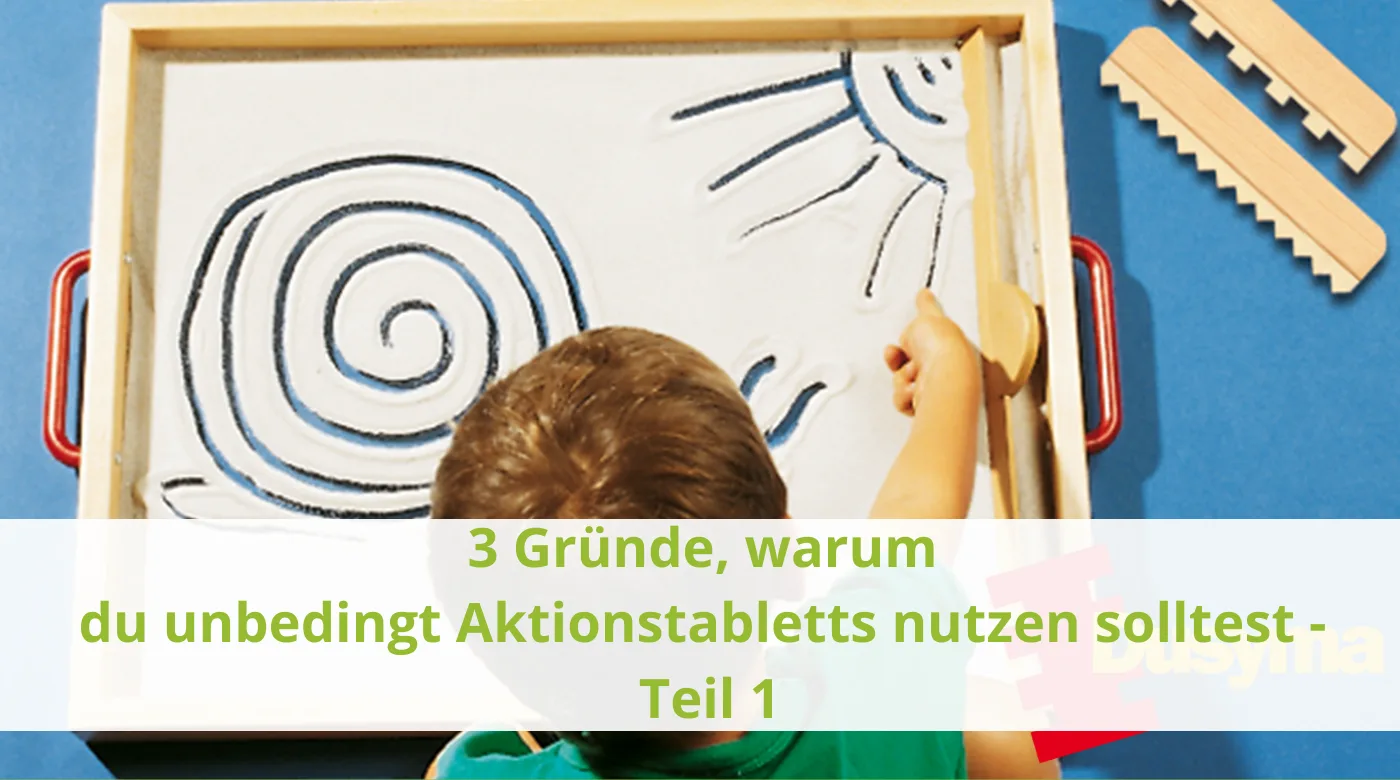 Kind malt Spiralen und Linien auf Tablett mit Sand oder ähnlichem Material, Holzwerkzeuge daneben