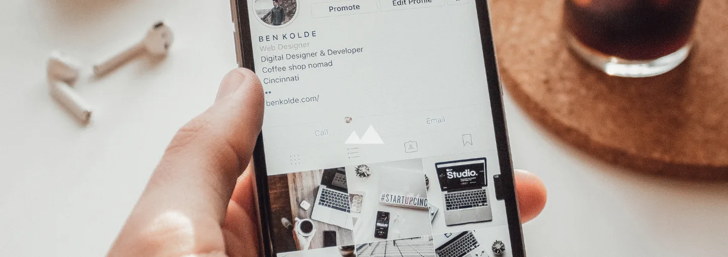 Smartphone mit LinkedIn-Profil von Ben Kolde, Web Designer und Digital Designer & Developer