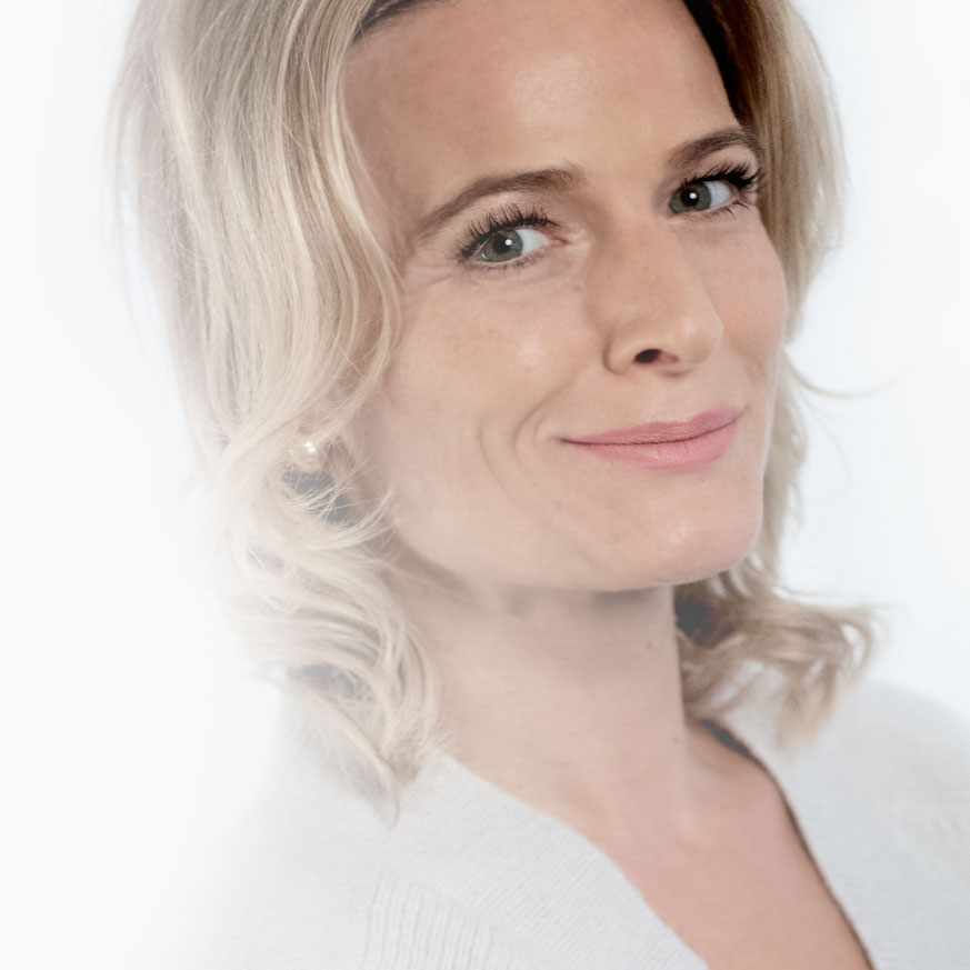 Nahaufnahme Wiebke Schmidt Seitenprofil mit blondem Haar und ruhigem Ausdruck