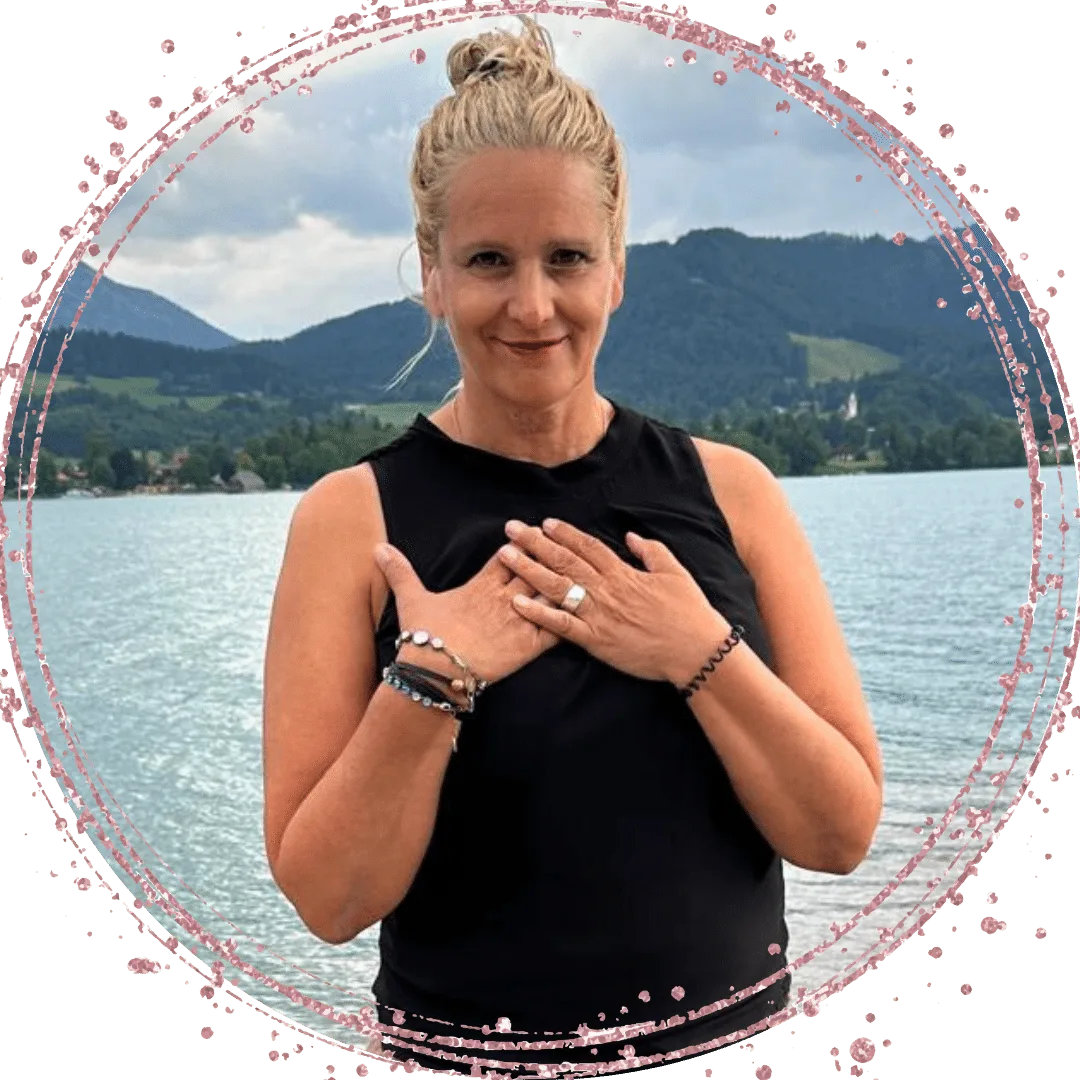 Blonde Frau am See mit Bergen im Hintergrund, schwarzes Top, rosa Glitzer-Rahmen