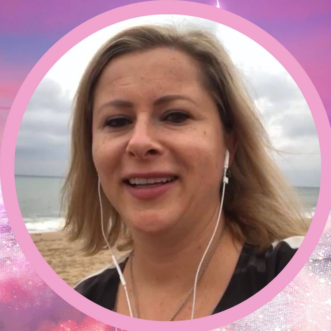 Rundes Porträt einer Frau am Strand vor rosa-violettem Hintergrund mit rosafarbenem Rahmen