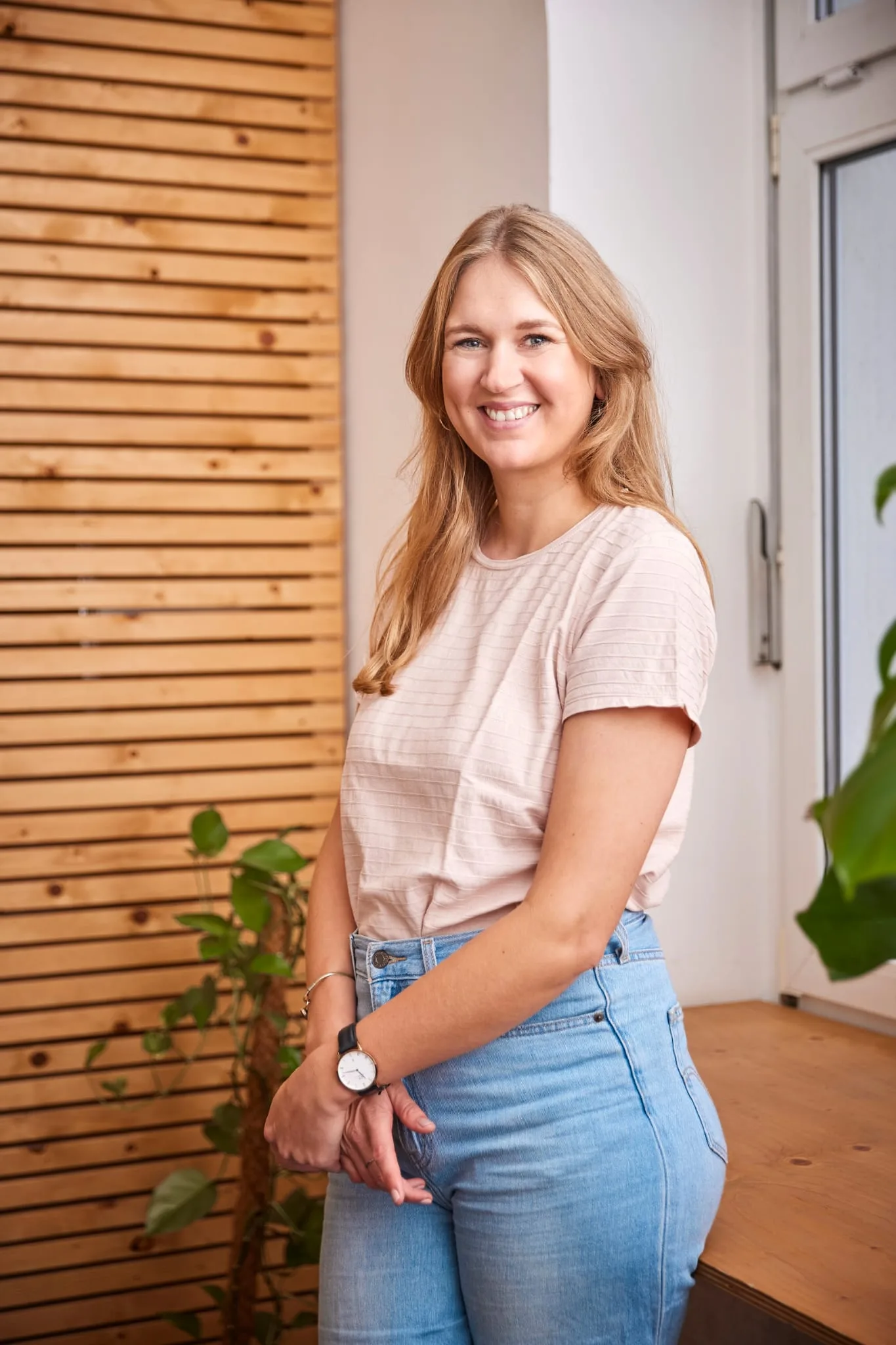 Anfänge aller Art Audiokurs gegen Stress von Friederike Reuver 6 Porträt von Friederike Reuver, der Audiokurs-Sprecherin, in hellem Raum mit Pflanze