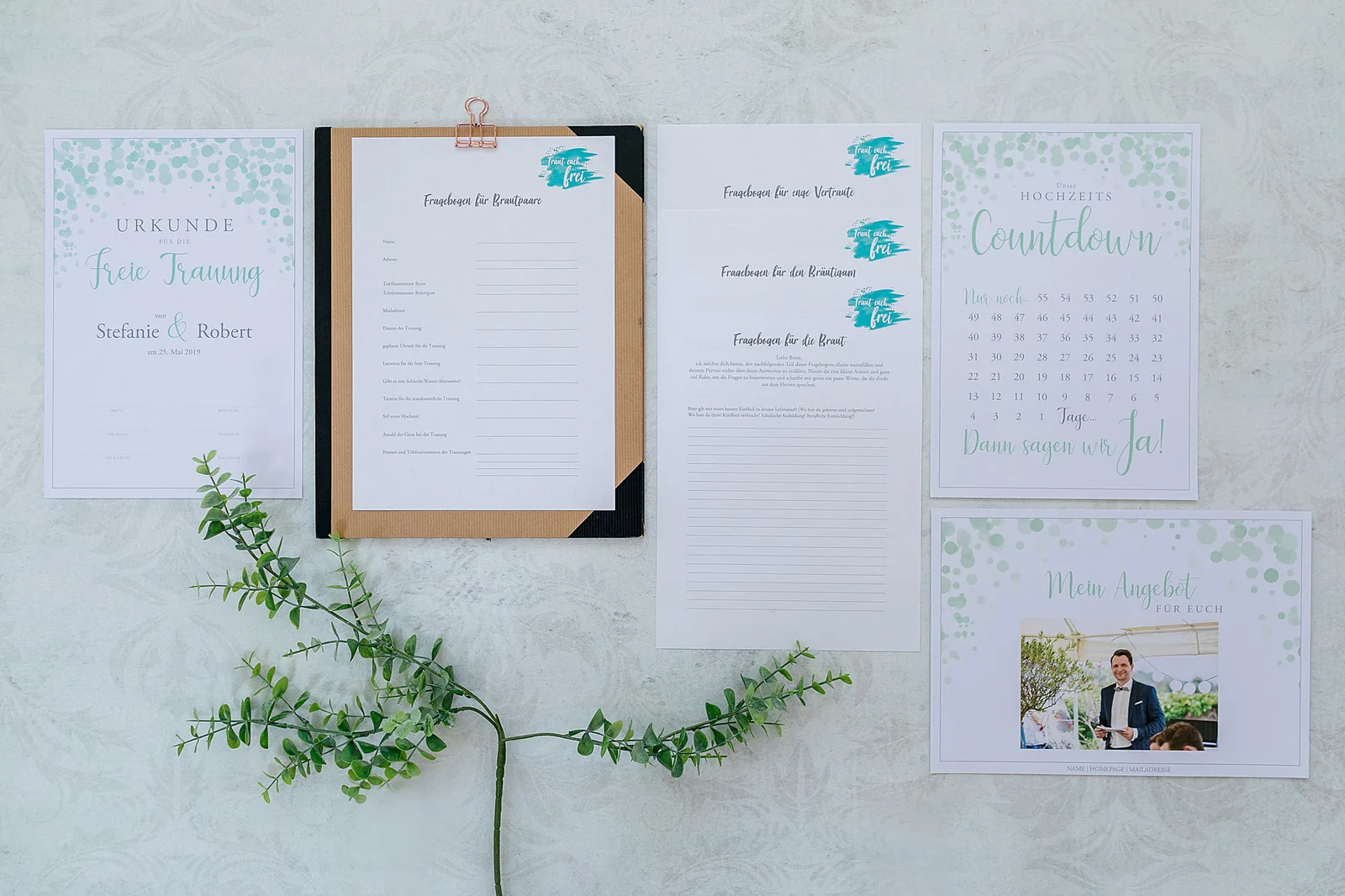 Vollständiges All-in-One-Paket mit allen PDF-Dokumenten aufgelegt im Flat-Lay