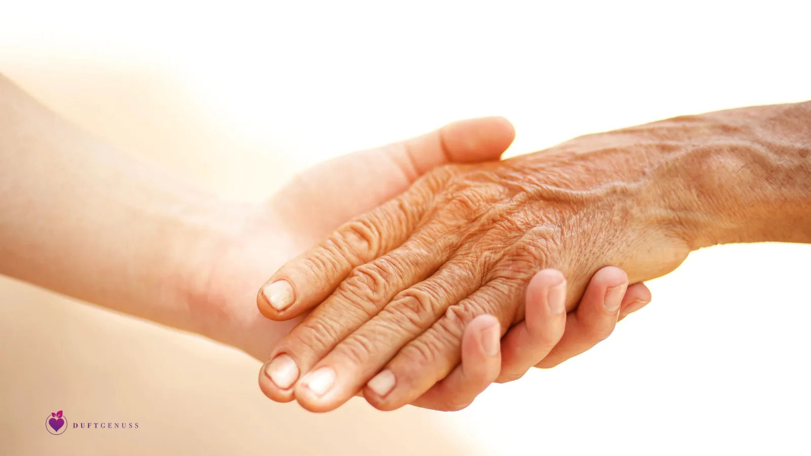Hände einer Pflegefachkraft und einer Palliative Care Patientin - Halt und Würde durch komplementäre Aromapflege im Palliative Care Setting Duftgenuss