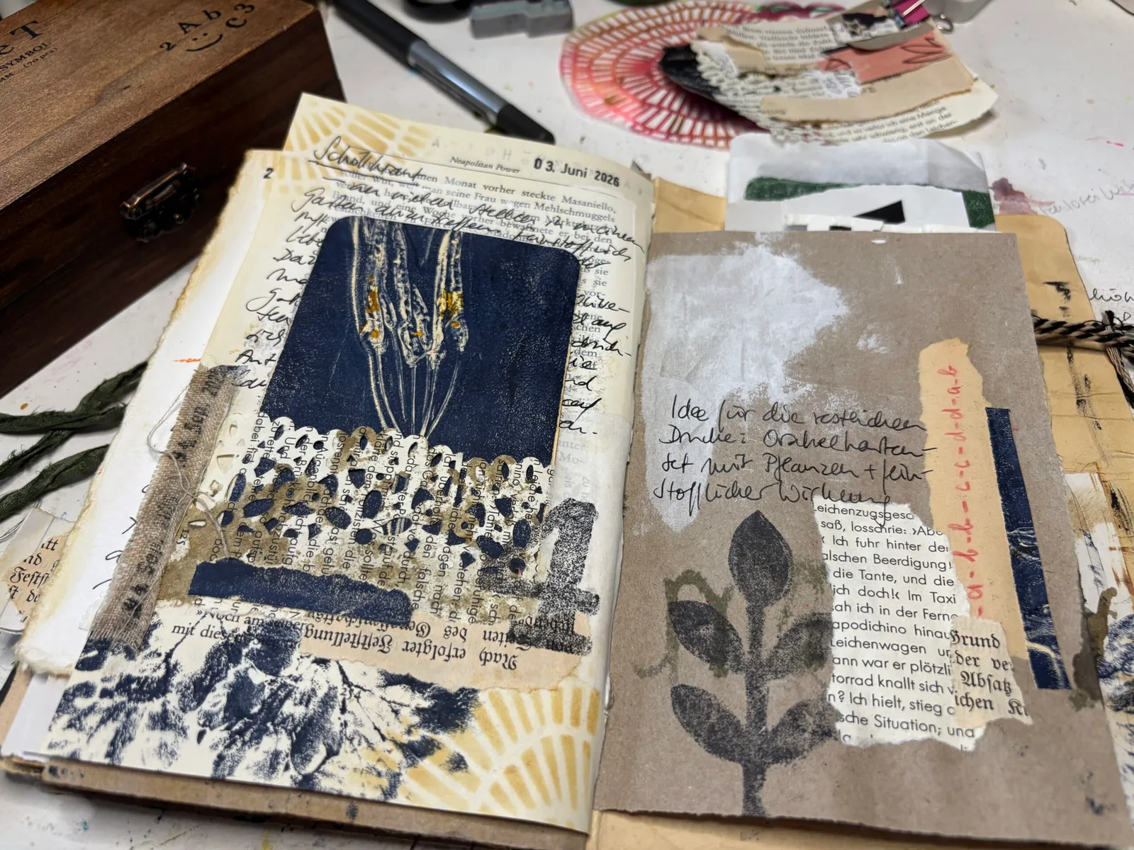 Art Journaling-Kurse – Videokurse zum Kreativjournal 2 Materialienkollage mit Farben, Pinseln und Gestaltungswerkzeugen für Art Journaling