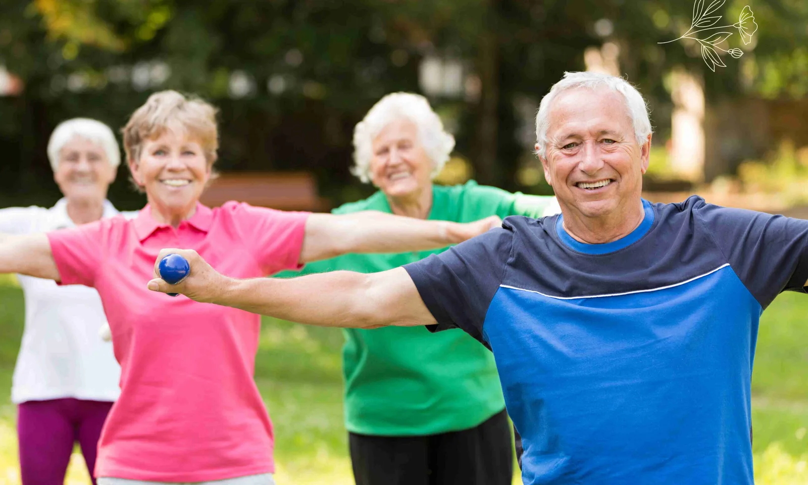 Ältere Menschen beim Outdoorsport mit Armbewegungen und Gymnastikball in farbiger Sportkleidung