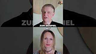 Videostandbild mit zwei Personen in geteiltem Bildschirm-Layout