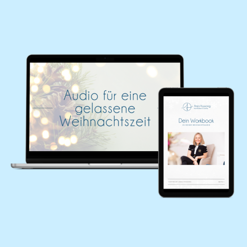 Produktmockup: Laptop und Tablet zeigen Audio und Workbook für Weihnachtszeit auf hellblauem Hintergrund