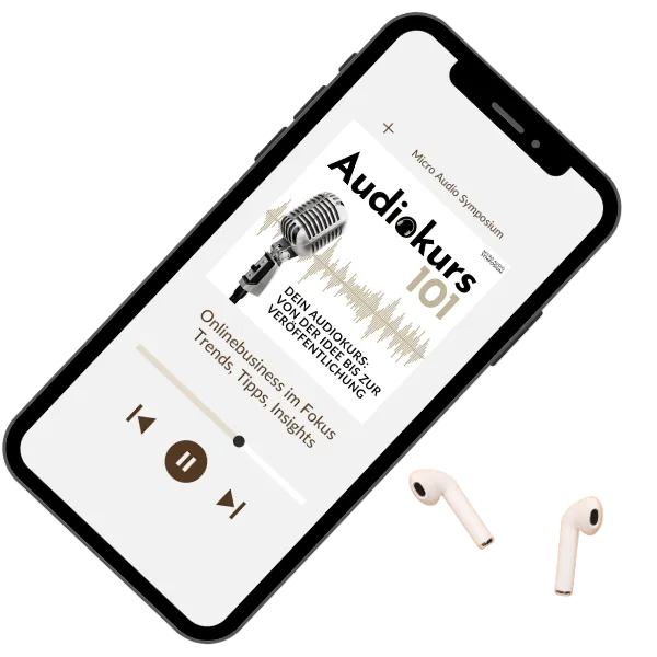 Audiokurs 101 – Kurs zur Hörkurs-Erstellung von Barbara & Dagmar 3 Ein Smartphone, auf dem eine Audiokurs-App mit dem Titel „Audiokurs 101“ angezeigt wird. Auf dem Bildschirm sind Podcast-Bedienelemente und eine Mikrofongrafik zu sehen. Neben dem Telefon liegen zwei kabellose Ohrhörer. Auf dem Bildschirm steht unter anderem „Onlinebusiness im Fokus, Trends, Tipps, Insights“.