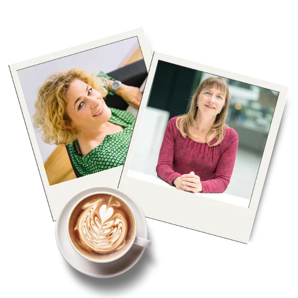 Audiokurs 101 – Kurs zur Hörkurs-Erstellung von Barbara & Dagmar 5 Zwei Polaroidfotos sind über einem Cappuccino mit einem Latte-Art-Herz auf dem Schaum platziert. Das linke Foto zeigt eine lächelnde blonde Frau in einem grünen Oberteil, die in die Kamera blickt. Das rechte Foto zeigt eine lächelnde brünette Frau in einem kastanienbraunen Oberteil, die sitzt und in die Kamera blickt.