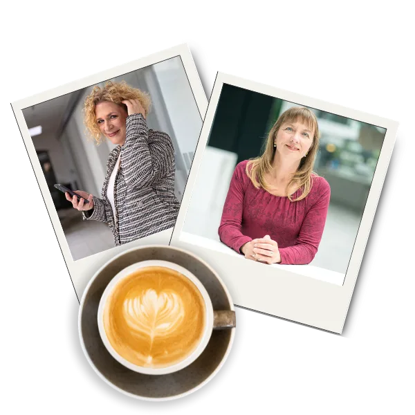 Audiokurs 101 – Kurs zur Hörkurs-Erstellung von Barbara & Dagmar 7 Zwei Polaroid-Fotos von Frauen - eine steht mit einem Telefon, eine sitzt an einem Tisch und hört einen Audiokurs - überlappen sich leicht über einer Tasse Kaffee mit herzförmiger Latte Art.