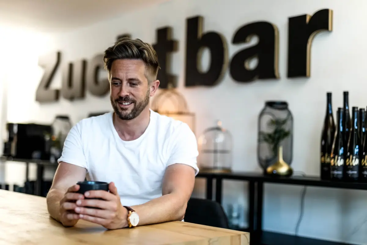 Aufbruch Wunschleben – E-Book und Hörbuch für Gründer 3 Felix Thönnessen im Café – privater Einblick