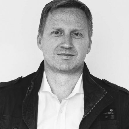 Schwarz-Weiß-Porträt eines Mannes in Businesskleidung, Marcel Kaffenberger