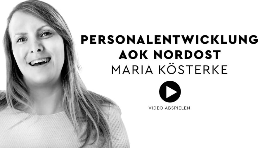 Schwarz-Weiß-Porträt von Maria Kösterke mit Text zu Personalentwicklung AOK Nordost