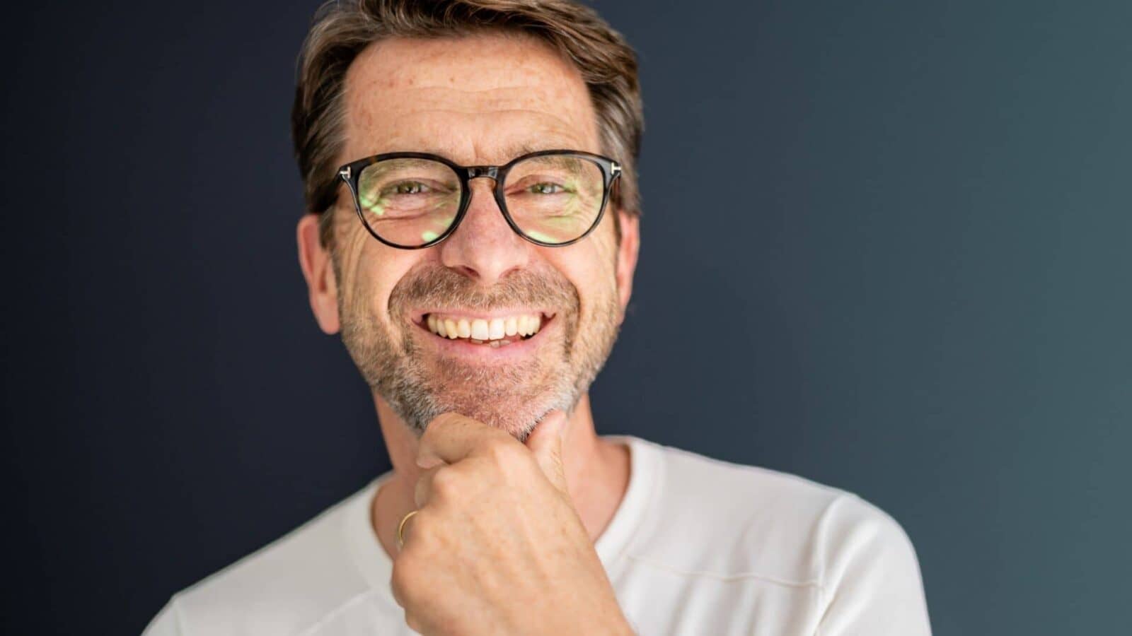 Porträt Uwe Pettenberg mit Brille, Autor und Anbieter der System-Coach-Ausbildung