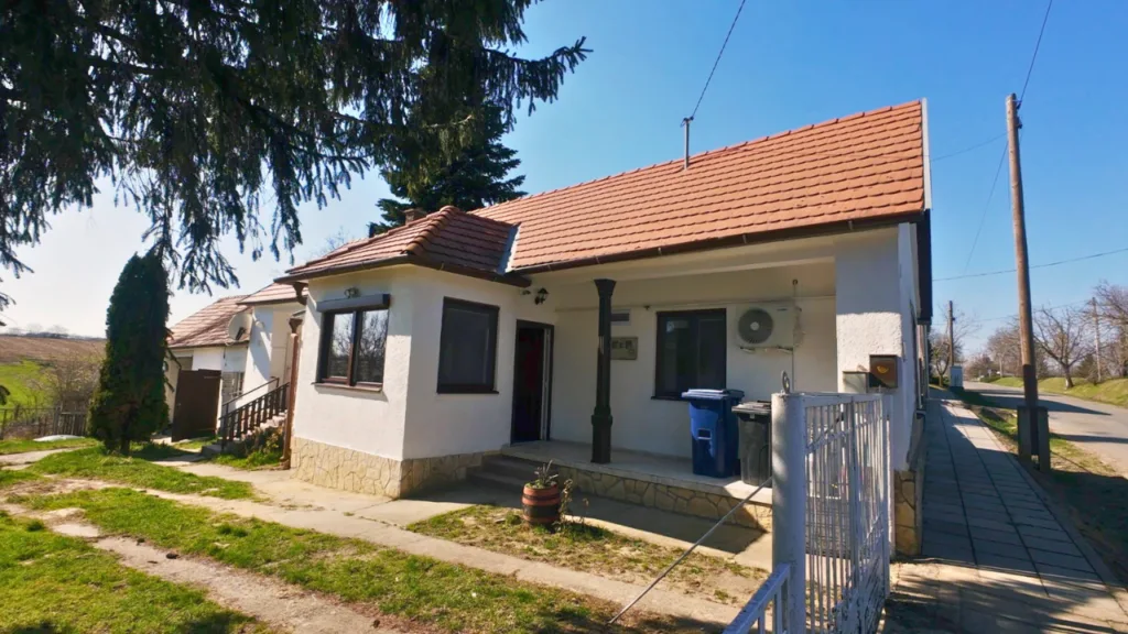 Renoviertes Wohnhaus mit Veranda in ländlicher Südungarn-Lage