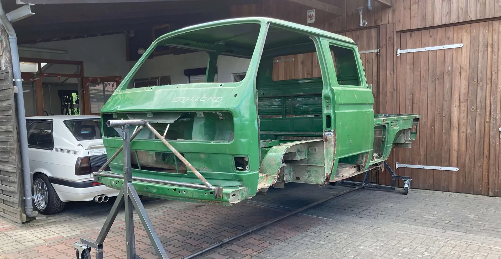 Grüner VW T3 Doka Doppelkabine auf Auto Drehgestell, Karosserie teilweise zerlegbar