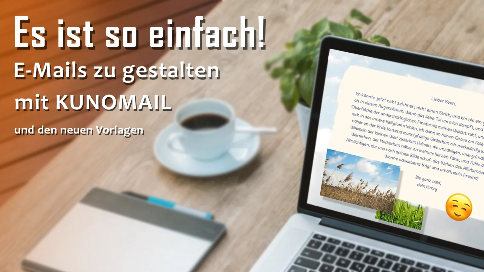 Laptop mit E-Mail-Vorlage und personalisierten Mailing-Inhalten, Kaffeetasse und Notizbuch auf Schreibtisch