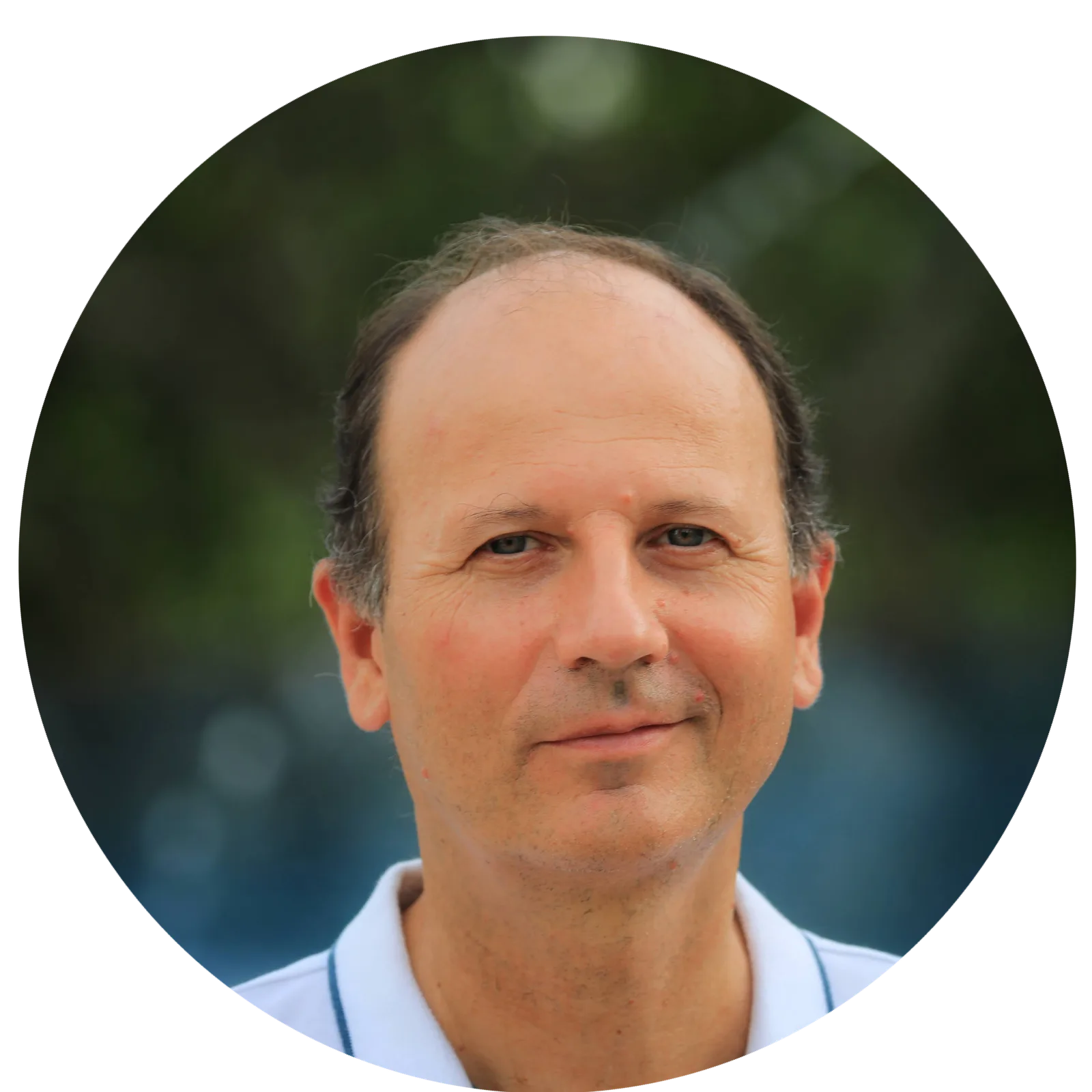 Porträt von Remo Rittiner freigestellt auf grünem Hintergrund, Yogalehrer und Kursautor