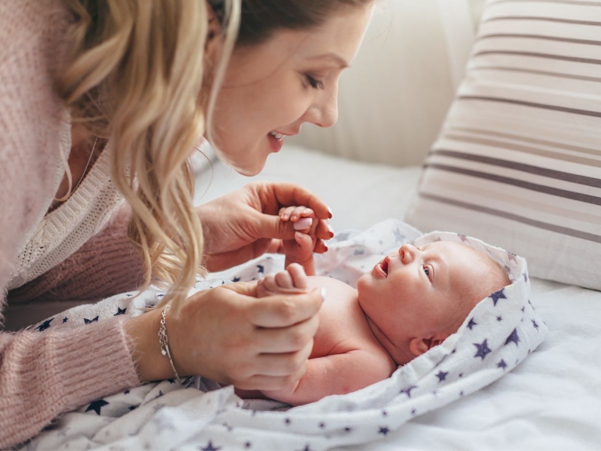 Babyhandling – Videokurs für Eltern von Pelle Wiedling 6 Mutter mit blondem Haar hält Neugeborenes im Arm – Nahaufnahme