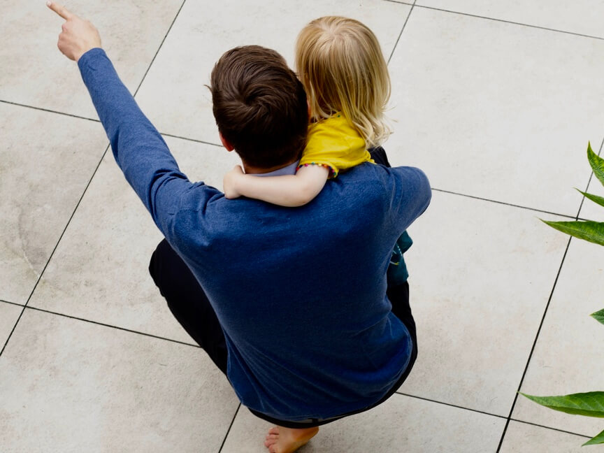 Babyhandling – Videokurs für Eltern von Pelle Wiedling 3 Vater trägt Tochter auf den Schultern von oben fotografiert