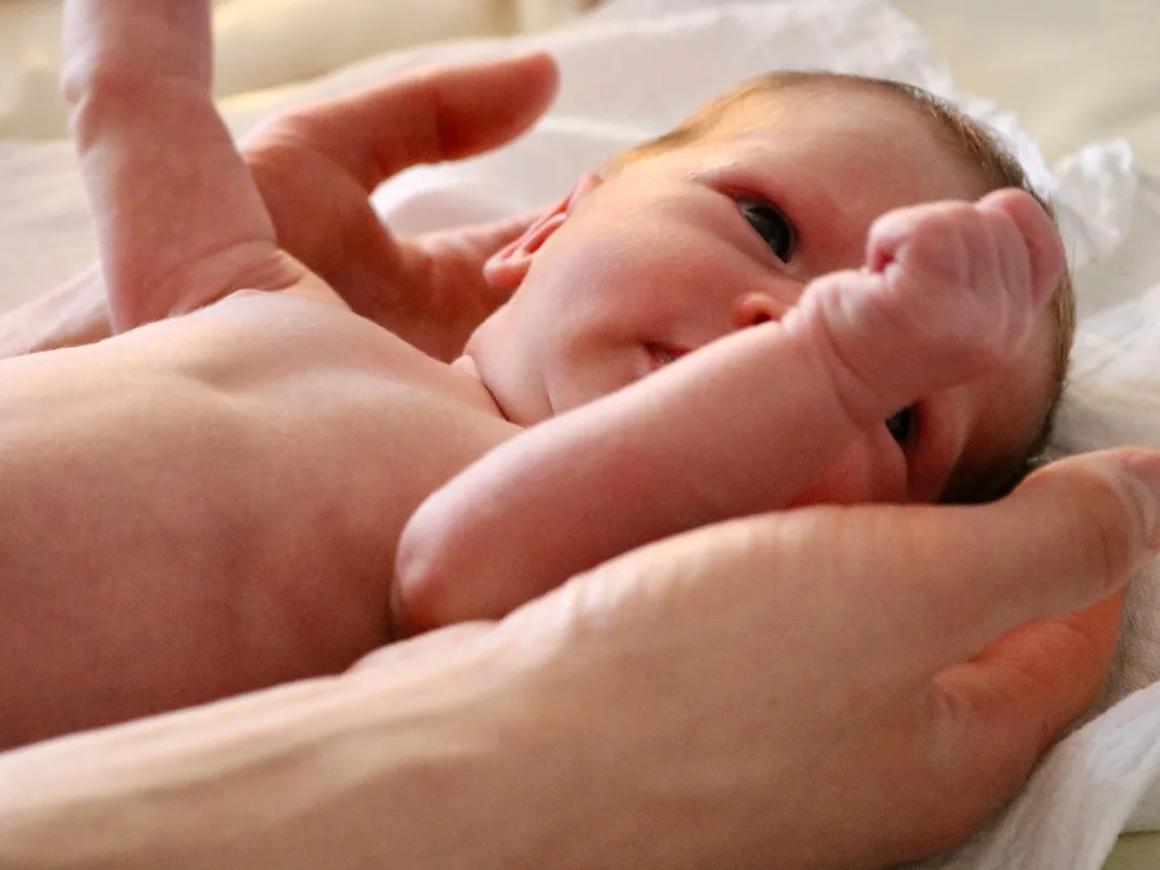 Babyhandling – Videokurs für Eltern von Pelle Wiedling 2 Neugeborenes in Händen eines Erwachsenen – Nahaufnahme