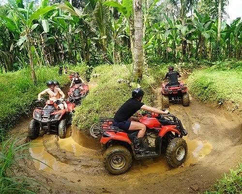 Gruppe fährt mit Quad durch schlammigen Dschungelpfad
