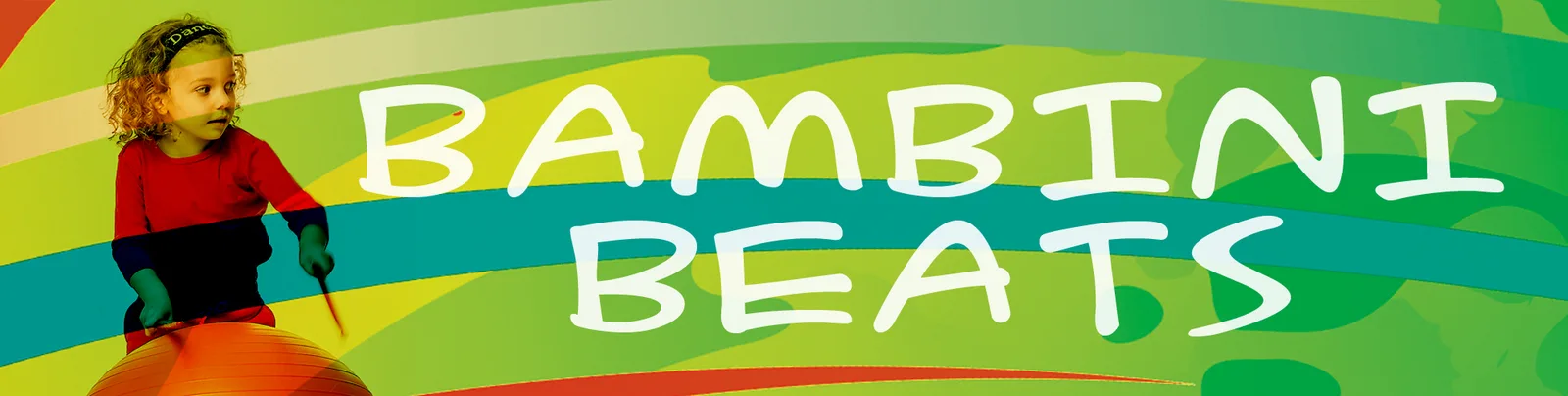 Bambini Beats Manual/Workbook mit Videos – Trommelanleitung Kita 2 Bambini Beats Hero-Banner mit Kind auf Gymnastikball und buntem Hintergrund