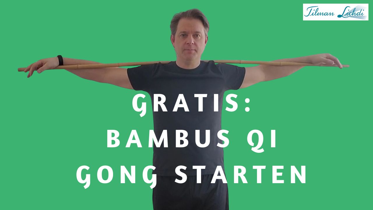 Mann mit ausgebreiteten Armen und Bambusstab vor grünem Hintergrund mit Text und Logo
