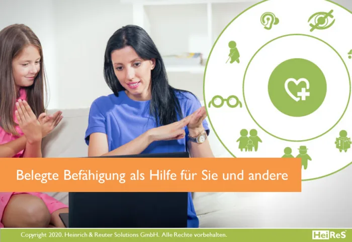 Kursmodul mit Frau und Kind, Gebärdensprache-Demonstration und Inklusionssymbolen