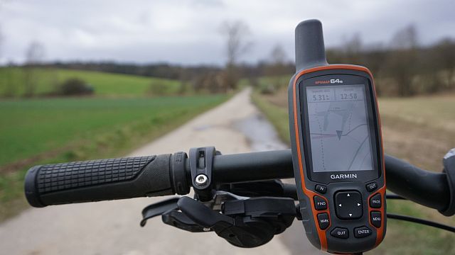 Garmin GPSMAP 64 GPS-Gerät an Fahrradlenker montiert