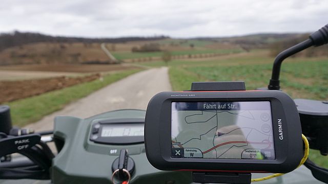 Garmin Montana GPS-Gerät auf Quad-Lenker mit Navigationskarte