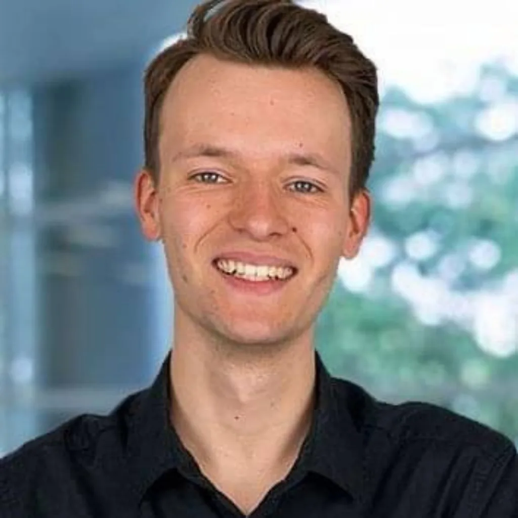 Jan Fassbender, Porträt eines jungen Mannes mit dunklem Haar vor verschwommenem Hintergrund