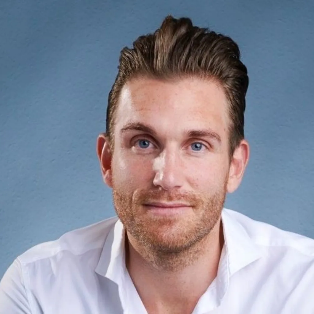 Christopher Nachtway, Porträt eines Mannes mit Bart und blauen Augen im weißen Hemd