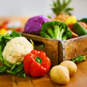 Bauch-Basics – Videokurs für gesunde Verdauung von Dörte Schmitten 7 Holzkiste mit frischem Gemüse: Blumenkohl, Paprika, Brokkoli und Kartoffeln