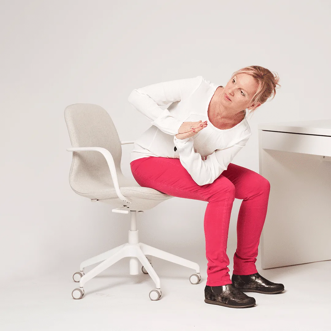 Frau in Bürostuhl macht Mobilität-Übung – Workplace Wellness
